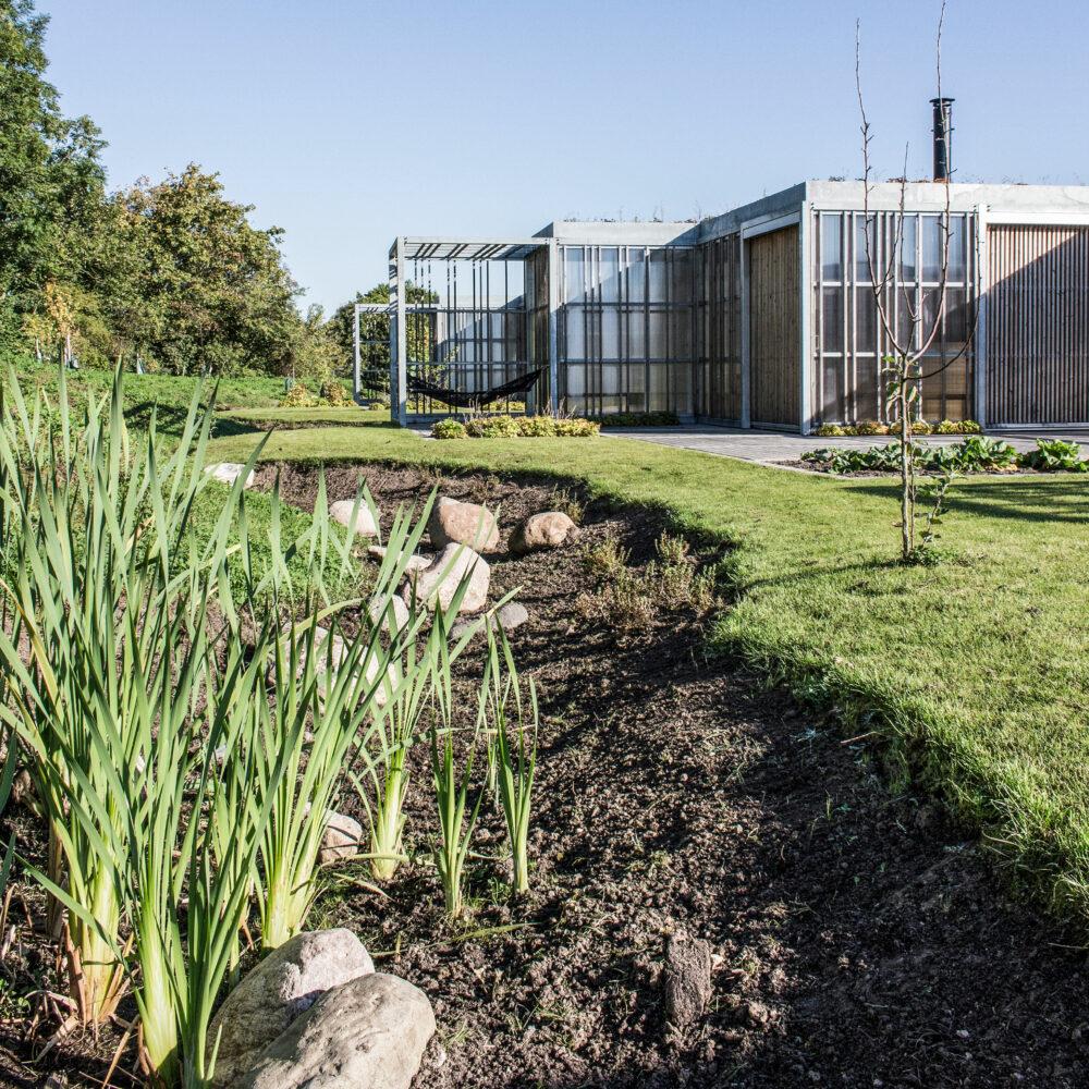 Sansehaven på Langagerskolen - set fra haven