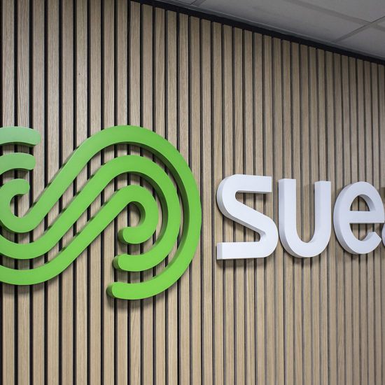 SUES - logoskilt på listevæg